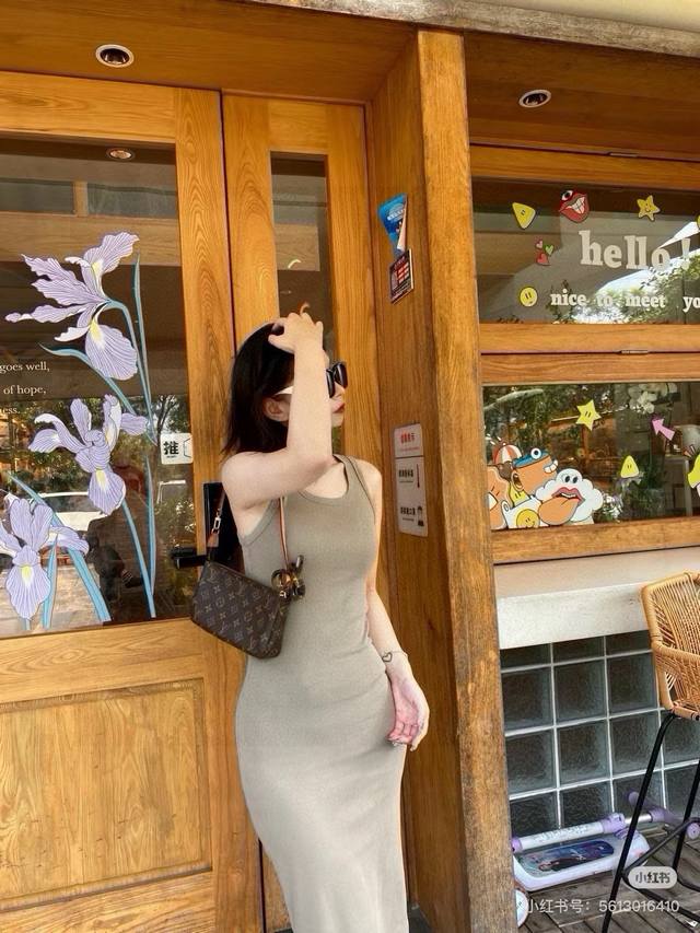 Lv 老花麻将包 少女心爆棚的一款经典之作 虽然看起来小巧，但内部空问布局合理 能够容纳如手机、钱包、钥匙、口红、粉饼、小镜子等 小巧的尺寸便于携带，同时又能满