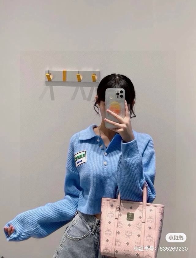 Mcm菜篮子，送小狗挂件 小红书超火经典复古不老气，轻雾粉更显质感，凸显生机活力。 入手之后绝对爱不释手！小巧轻便，容量还大，足以装下女生出门的整个小世界：钱包