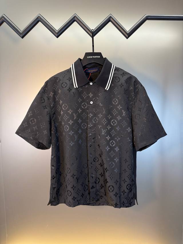 可搭配同款短裤 对标专柜★过验版本路易威登Louis Vuitton 波纹提花衬衫 定制丝棉凝的雅织 质感卓越 舒适贴肤 以深邃黑色为底 其上Monogram提