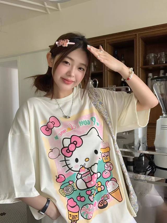 缪缪家新款联名Hellokitty限定系列短袖T恤 没人能拒绝Kitty猫吧奶杏色暴击！！ 奶油色自带柔光滤镜 黄皮穿也巨显白～ 太适合夏天啦 Kitty印花萌