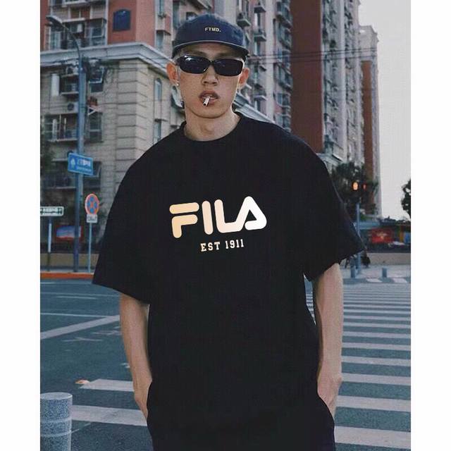 Fila 斐乐T恤，限定印花短袖T恤，男女同款，Ins小红书叫你搭配上身，夏季新品首发，版型宽松，260G高克重新疆棉，修饰脸型且舒适有型，近年来深受欢迎的风格