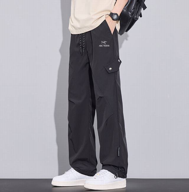 Arc'teryx 始祖鸟海外户外防水冲锋裤，男女同款休闲裤，今年流行的面料，小红书主播推荐，上身质感满满，版型立体，完美修饰腿型，可随意日常搭配，不费劲就能穿