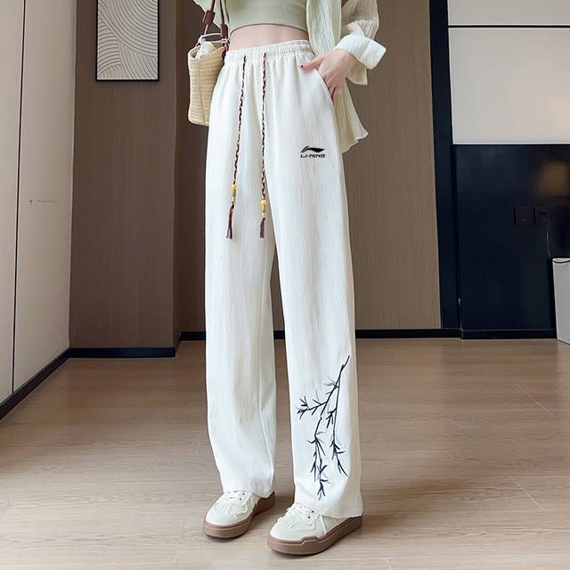 中国李宁-Lining夏季新款纯色冰丝裤神裤，男女同款休闲裤，冰丝面料，清爽舒爽，时尚前卫，随性包容，百搭不挑人！休闲束脚设计，潮流必备！ 颜色：黑色 深灰色