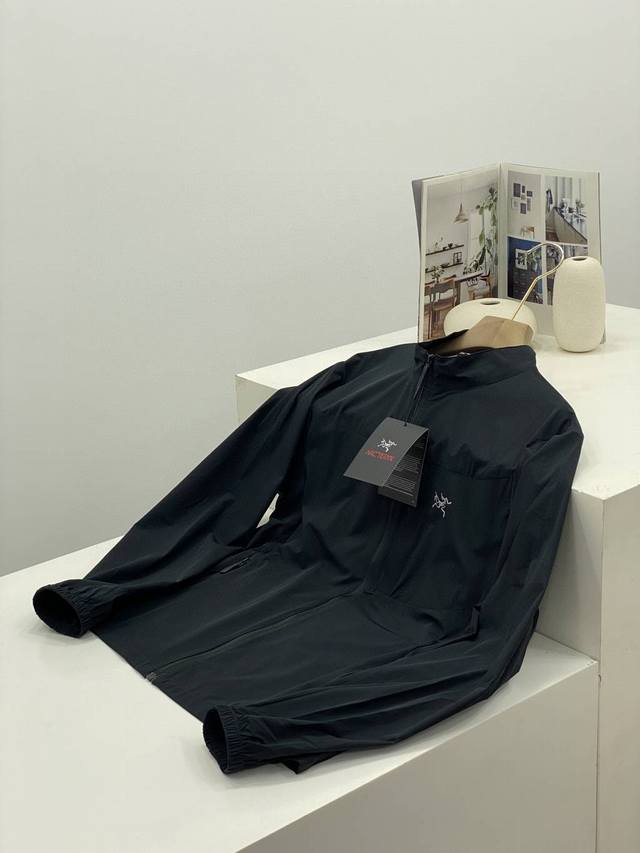 供 Arc'teryx 始祖鸟*25年男士夏季新款立领户外皮肤衣！男款休闲防晒外套！ 专业户外高端防晒面料，面料是锦纶氨纶，冰感面料轻量化上身舒适，高效透气，快