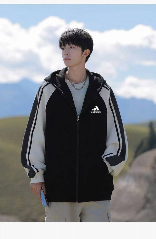供 Adidas阿迪达斯三叶草专柜同款发售经典三杠连帽条纹开衫卫衣最优品质 爆炸上新 出街回头率超高的的夹克外套！三杠的设计搭配上左胸的小Logo设计，既经典又