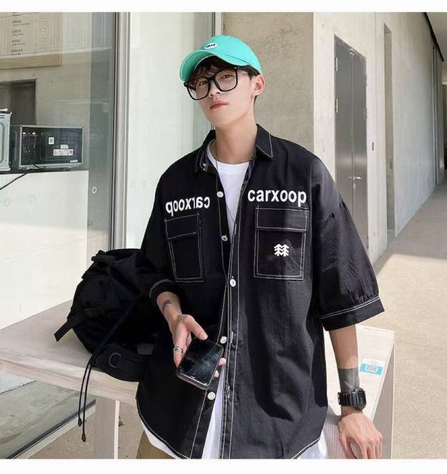 供 可隆 Kolonsport 夏高级感字母印花短袖衬衫宽松外套，轻松打造随性又时髦的造型。衬衫版型不失优雅，无论是日常出街还是周末休闲，都能让你轻松驾驭。 柔