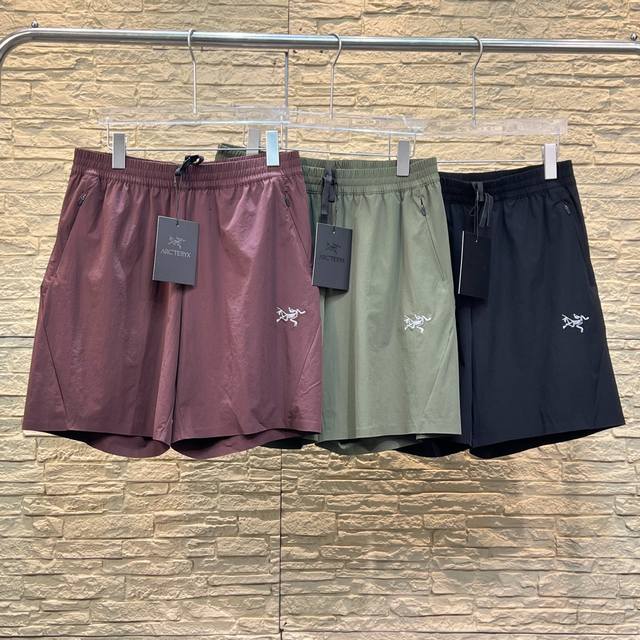 供 印花版本 Arc'teryx 始祖鸟25Ss夏季新款印花男士户外速干运动休闲短裤！ 鸟家夏季男士五分短裤！专为夏季高定速干科技面料，柔滑度高，并且光泽质感出