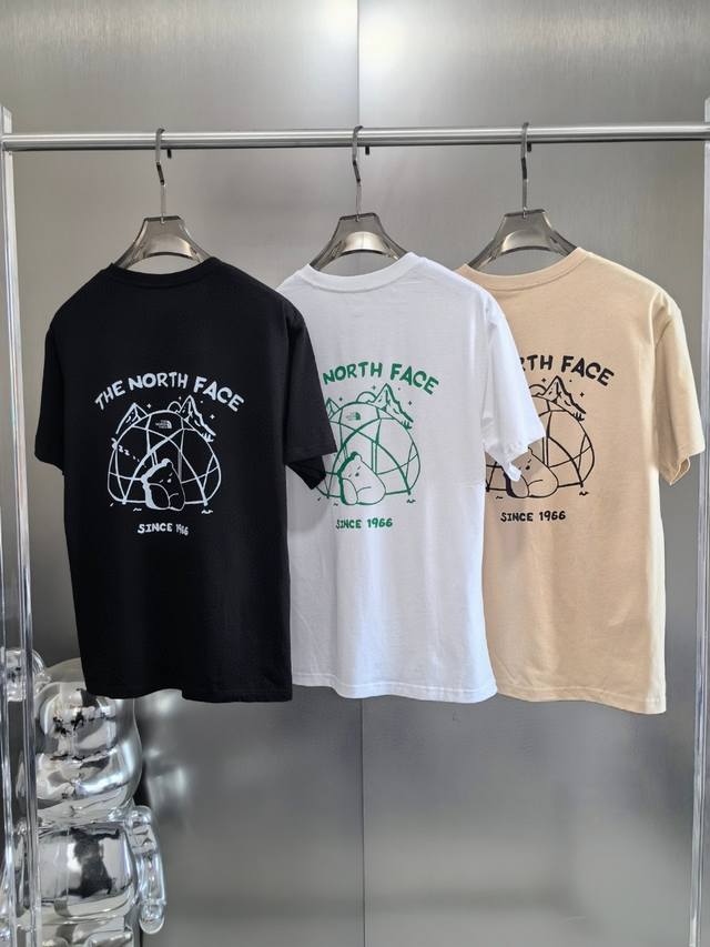 供 不控价 芯片版本 支持扫码 常青款 Thenorthface 北面户外露营小熊印花T恤 专柜热卖款 上身颜值超高 情侣款 在野外身穿北面T恤，后背那可爱的小