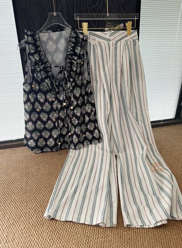 价格P： 品名：Chane* 小香中古风系列木耳边背心亚麻休闲裤套装 尺码：S.M 颜色：黑色 中古风系列爱惨了，恰到好处的松弛感，舒适度至上，上衣超特别，胸口