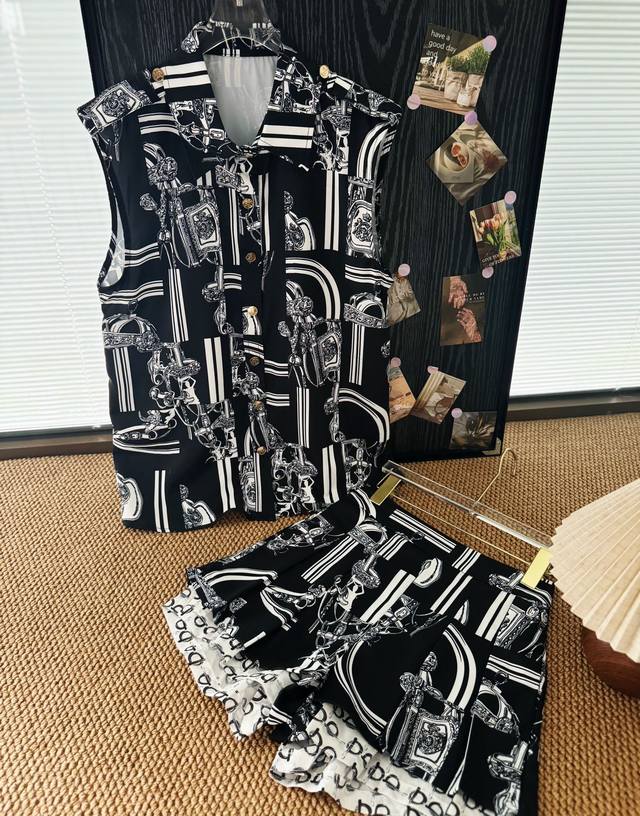 价格P： 品名：Bbr老钱风复古缎面金扣背心衬衫假两件拼接短裤套装 尺码：S.M 颜色：黑色 富家千金感，雪纺面料舒适清凉不闷热，老钱风印花搭配金色Logo纽扣