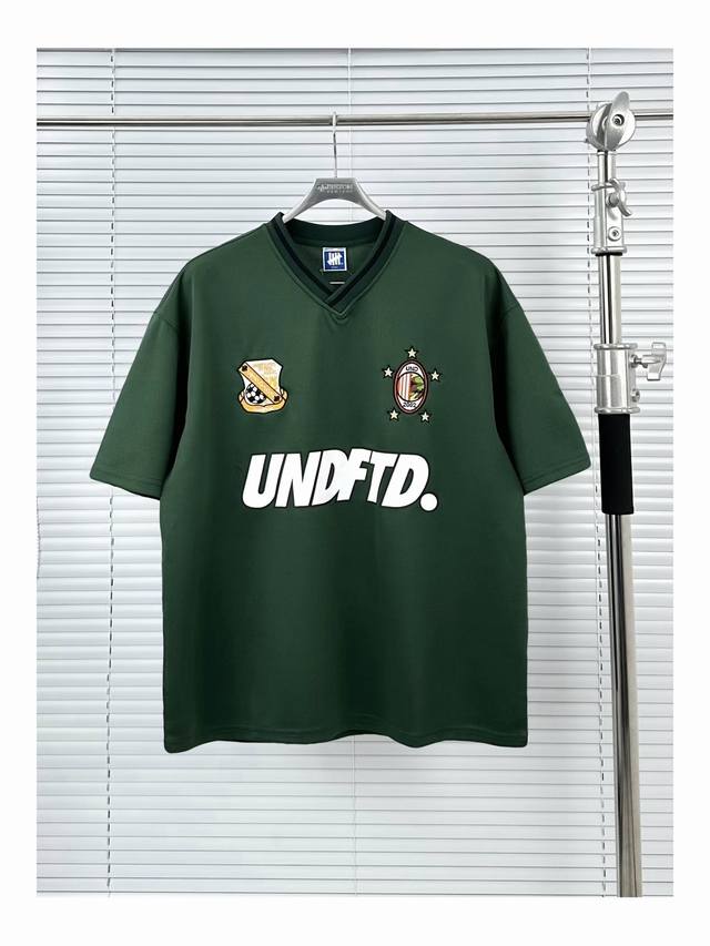 五道杠球衣短袖 绿色 黑色 S-Xl Undefeatedspring2025Drop足球俱乐部球衣 短袖 T恤 采用高品质聚酯纤维网布面料 定织相色螺纹领口一