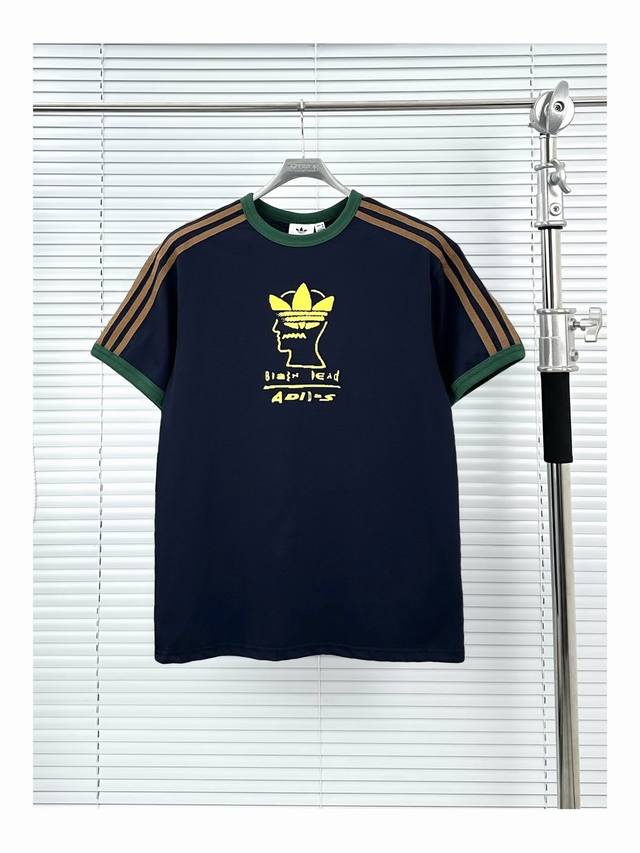 阿迪脑死亡三杠短袖 蓝色 S-Xl Adidas Originals X Brain Dead 三叶草脑死亡联名款 Ss25 植绒图案 绣花 Logo字母三条纹