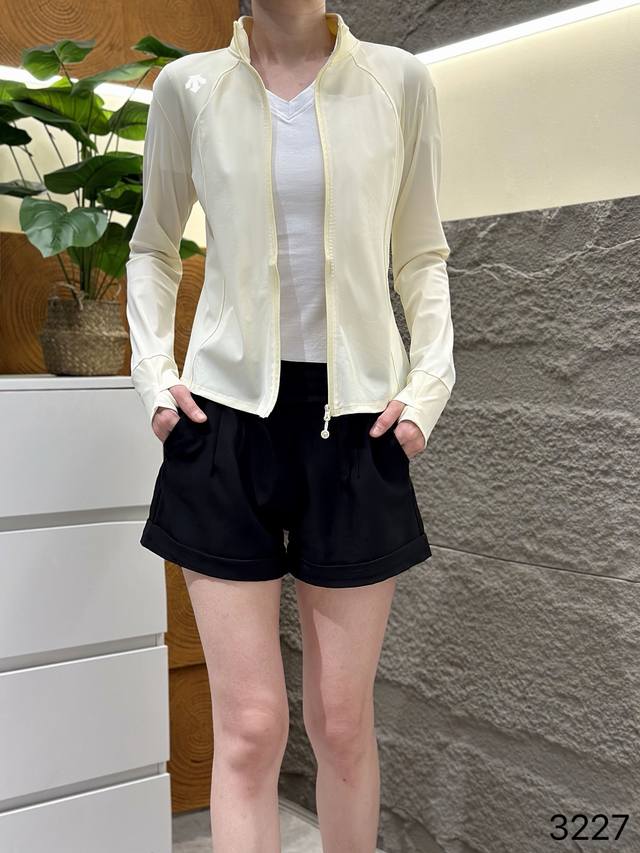 供 冰丝女士防晒衣小蛮腰冰感防晒衣 它简直就是防晒界的翘楚！拥有防紫外线、透气等超多实用功能！Upf可不是吹的，能有效阻挡B1217排几乎所有紫外线，让你在户外