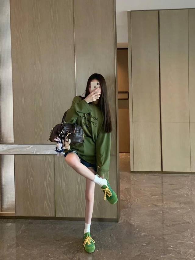 上新 .牛油果做旧Tee 韩里韩气的松弛感穿搭单品 谁懂啊！ 这款韩系少女感穿搭 一整个韩女出街的氛围感～ 颜色：牛油果 码数：S M L S码推荐： 80~