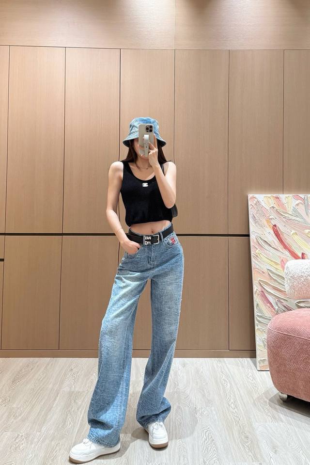 上新 Alex*Wang 大王原单品质女神同款镰刀牛仔裤 这款牛仔裤选用优质面料，工艺渐变色洗水， 挺括的版型与个性的设计相结合，专属品牌配件装饰，让你成为最独