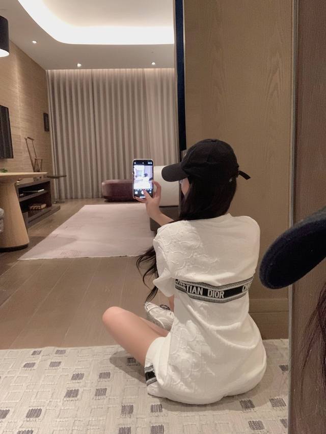 上新 Diro 迪奥 25Ss织带提花休闲套装 韩女的随意感 好喜欢这种松弛慵懒感 一套无论是遛弯还是出街都舒适度拉满 ～ 颜色：白色 码数：Sml见尾图