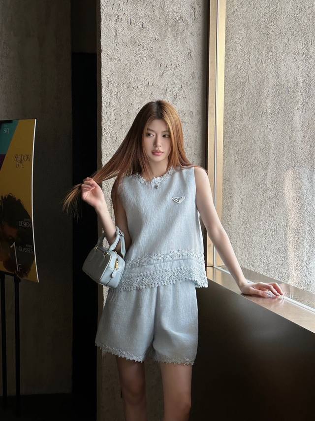 上新 普拉达 25Ss新款套装无袖背心上衣短裤 胸前 裤腰经典三角标装饰领口 上衣下摆 裤子下摆小花边拼接点缀结合后领水滴扣设计多层定制定染花边视觉层次统一棉麻