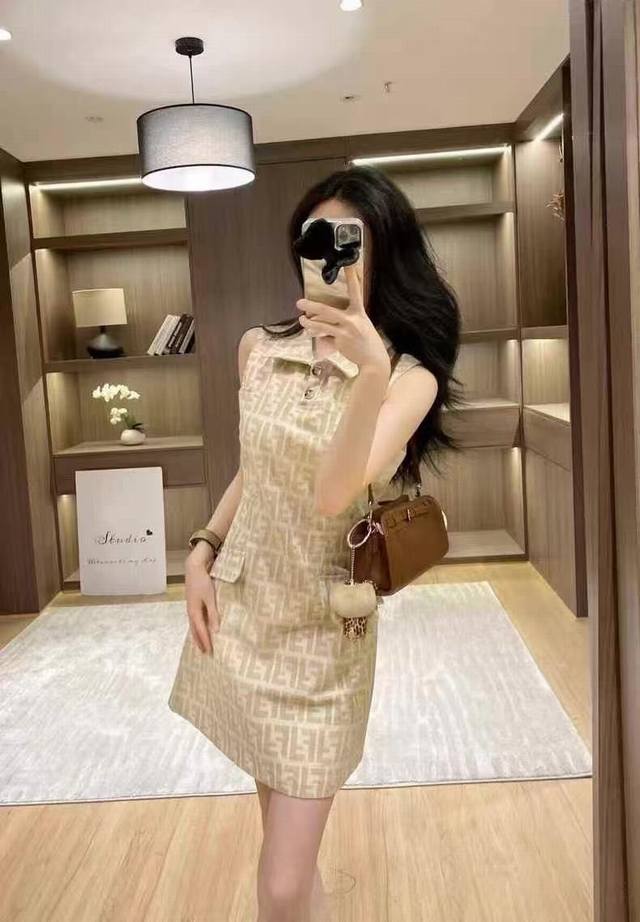 上新 Fendi 芬迪 新款芬迪奶卡色牛仔连衣裙 上身好洋气，超级好看，首单大量现货接单 颜色：卡其 尺码：S M L S码推荐： 80～ M码推荐： ～115