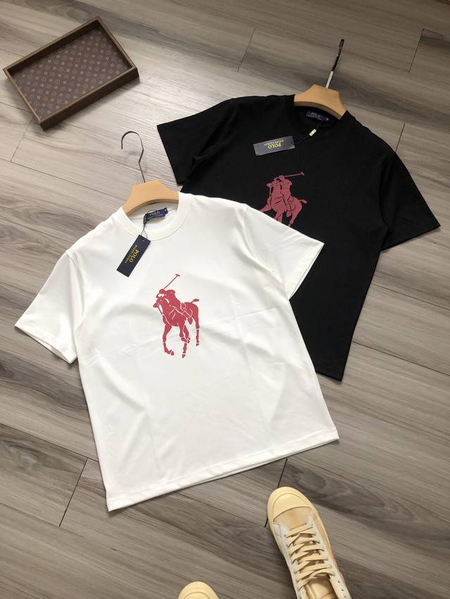 Ra＊Ph Lauren丨拉夫家 红色马球Logo胶印 男女款圆领短袖T恤. 颜色：白色 黑色. 材质：定织200G26支纯棉双纱面料. 工艺：胶印. 尺码：S