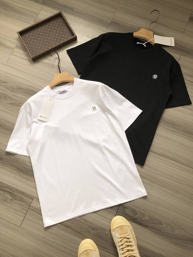 Lulum*N丨露露 皮标字母Logo印花 男女款平纹水洗圆领短袖T恤. 颜色：白色 黑色. 面料：定织定染纯棉平纹面料. 工艺：丝网印花. 尺码：Xs S M