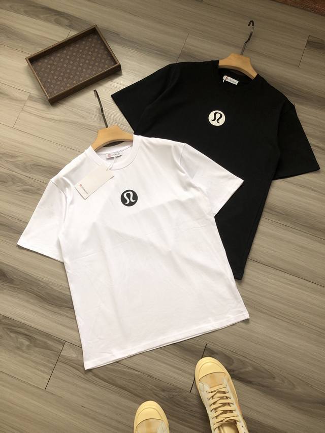 Lulum*N丨露露 居中字母Logo印花 男女款平纹水洗圆领短袖T恤. 颜色：白色 黑色. 面料：定织定染纯棉平纹面料. 工艺：丝网印花. 尺码：Xs S M