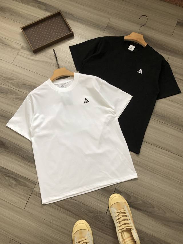 Nike Acg耐克 后背三角字母Logo印花 男女款圆领短袖T恤. 颜色：白色 黑色. 材质：棉纶锦纶混纺面料. 工艺：刺绣 印花. 尺码：S-Xl. 版型：