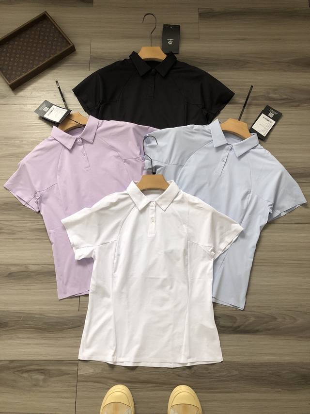 女款！ Kail*S 四色石家 无痕压胶 3D徽标Logo胶印 女款商务户外运动登山徒步休闲吸湿速干翻领Polo衫. 颜色：白色 浅蓝 浅紫 黑色. 材质：吸湿