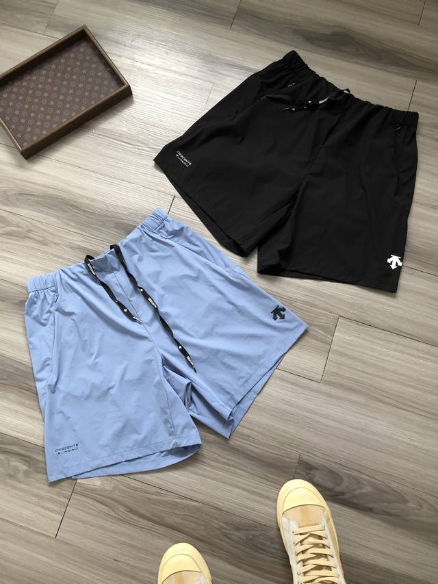 D家 Running 3D徽标Logo胶印 男款防晒吸湿透速干短裤五分裤. 颜色：蓝色 黑色. 工艺：3D立体胶印 立体剪裁. 材质：锦纶氨纶混纺. 尺码：L-