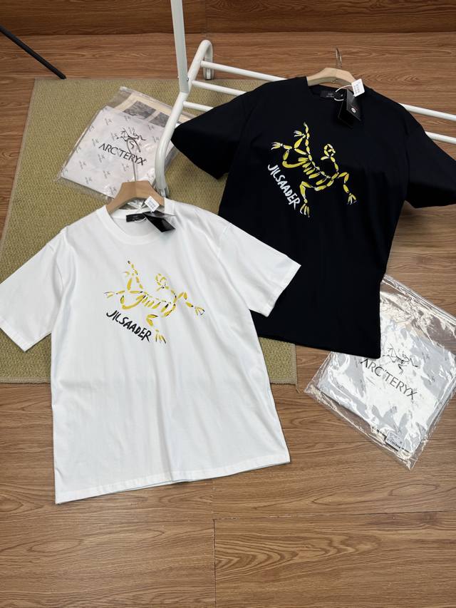高品质，雪梨纸精包装 Arcteryx始祖鸟经典两色圆领印花设计短袖T恤衫情侣款 色彩与设计：无论是简约白T上的清新黄黑标，还是酷黑T上吸睛的黄白标，还有那独特