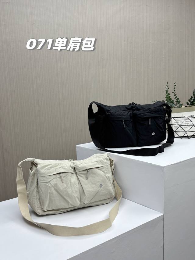 颜值控+大容量+软壳！Lulu2025最新款情侣大容量单肩包，多口袋斜挎包，经典中的经典，软质轻便单肩软壳包！不管不顾，颜值第一，真的是超级好看的一款，肩带可调