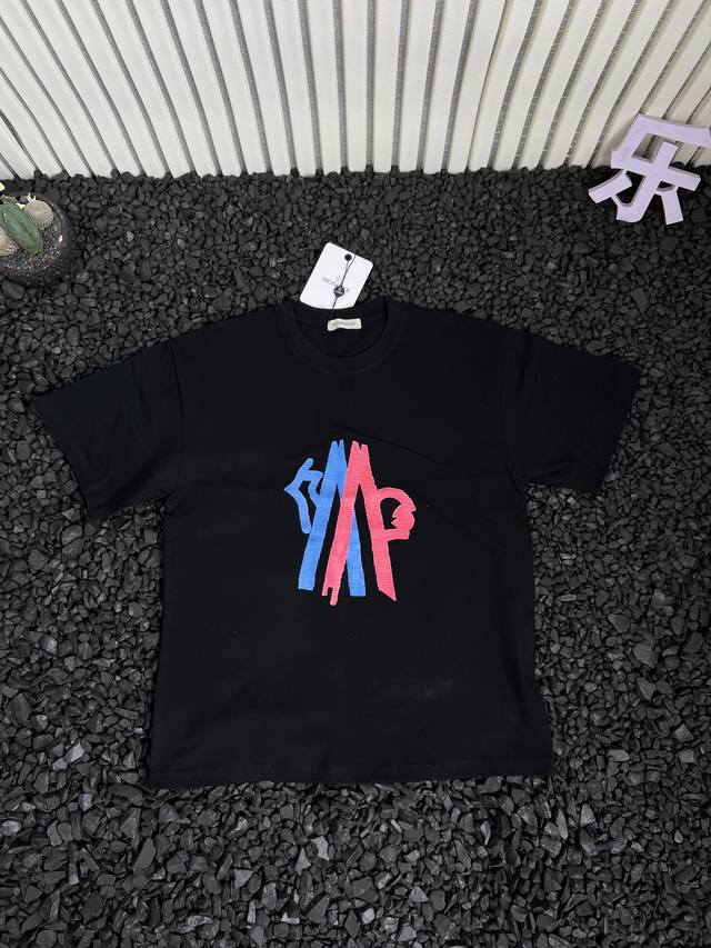 Moncler蒙口高品质男女同款户外运动吸汗透气宽松休闲简约纯色时尚百搭胸前蓝粉Logo印花Logo短袖T恤 - 衣橱里的“万能时尚单品”非蒙口这款T恤莫属！可