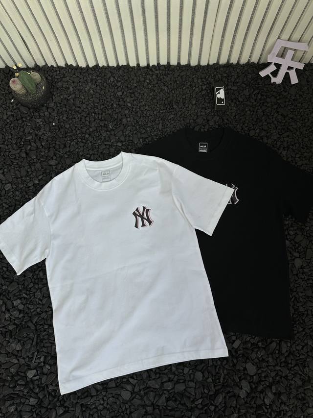 Mlb 纽约洋基队 老花Logo图案印花短袖 夏季经典款落肩袖胸口Logo印花休闲宽松短袖T恤上衣 男女同款 - 面料采用260G双纱面料，达到透而不露的黄金平
