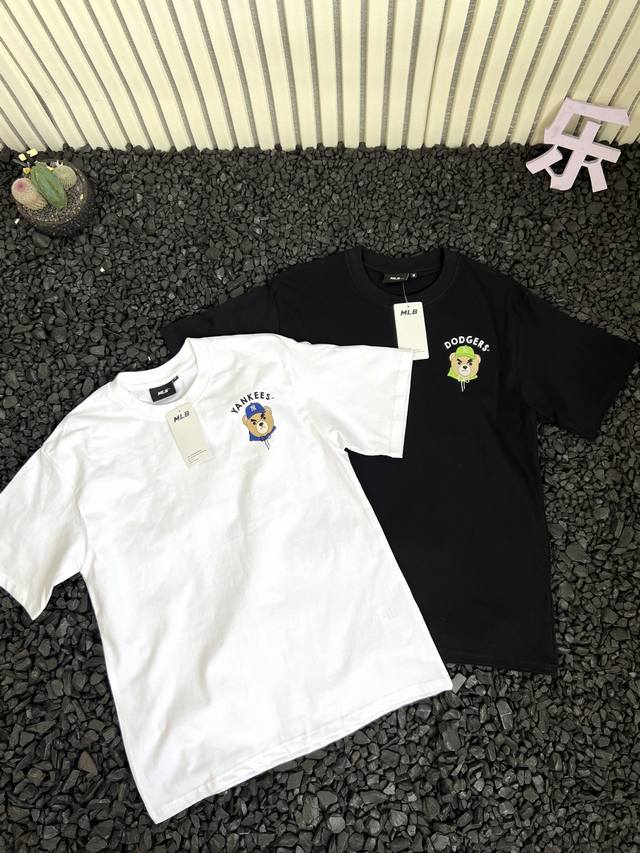 Mlb 洋基队 White Bear 皱眉熊运动休闲短袖T恤上衣 - 它后背的印花堪称一绝，大大的“New York Yankees”字样环绕着超萌皱眉小熊图案