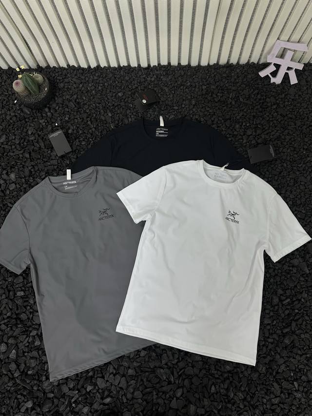Arcteryx 始祖鸟 夏季男女款户外三色运动跑步短袖刺绣款T恤 - 早上，穿着它赶地铁、公交，速干吸汗的面料能让你在闷热拥挤的车厢里保持清爽，避免汗湿衣衫的