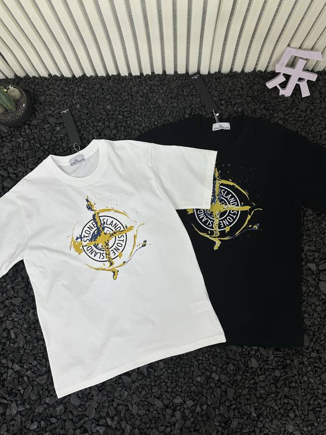 Stone Island 石头岛 25Ss胸前罗盘十字徽标大涂鸦宽松休闲短袖T恤 情侣款 - 小红书热门爆款，明星网红同款穿搭，男女日常通勤穿搭必备单品！ 高品
