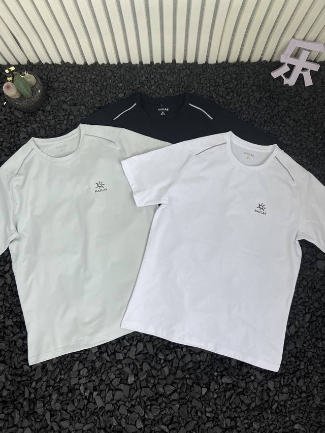 Kailas 凯乐石 夏季新款户外反光运动Logo刺绣款休闲宽松短袖T恤上衣 男女同款 - 早上，穿着它赶地铁、公交，速干吸汗的面料能让你在闷热拥挤的车厢里保持