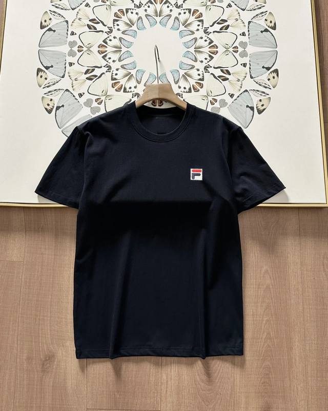 Fila 斐乐 经典小标男士短袖 经典刺绣款9色Logo男款圆领T恤，精美礼盒装。全棉双面液氨丝光棉，既有棉质的温润吸汗，又柔软有弹力，胸前重工刺绣高密螺纹领口