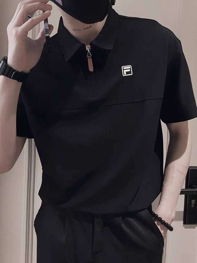 Fila 斐乐 海外拉链翻领爆高克重Polo！！时尚品味的拉链设计！！春夏不可缺少的时尚搭配服饰！ 时尚品味的拉链设计！！ 胸前打断拼接处理是特别亮眼的！！ 基