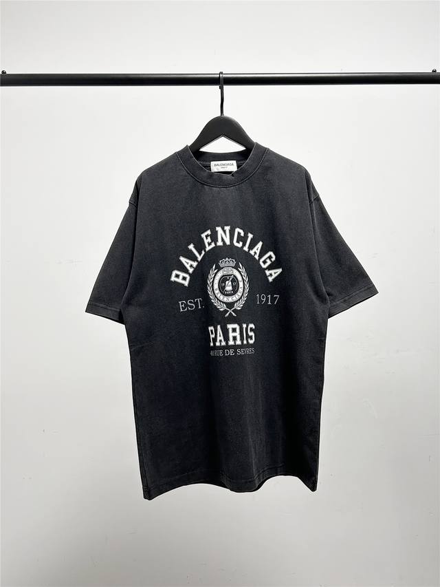 高版本，质量很好！巴黎世家 Balenciaga男女同款王冠穗花字母短袖T恤！此款尺码偏大，最小Xs穿到 斤左右！最大穿到200多斤！印花采用原版微微裂纹印花，