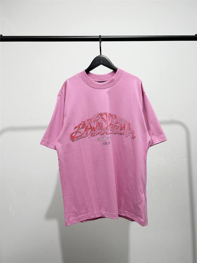 高版本，质量很好！巴黎世家 Balenciaga男女同款涂鸦字母短袖T恤！ 海棠花开，胶囊限定款 明星郑恺苗苗同款！此款尺码偏大，最小Xs穿到145斤左右！最大