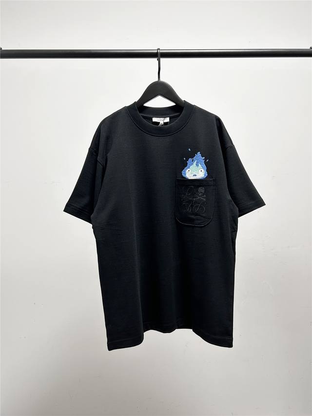 高版本，质量很好，高品质罗意威 Loewe骷髅头小火人刺绣口袋短袖T恤！此款尺码偏大！最小Xs穿到135斤左右！最大L穿到210左右！ 三标齐全，原版包装，宽松