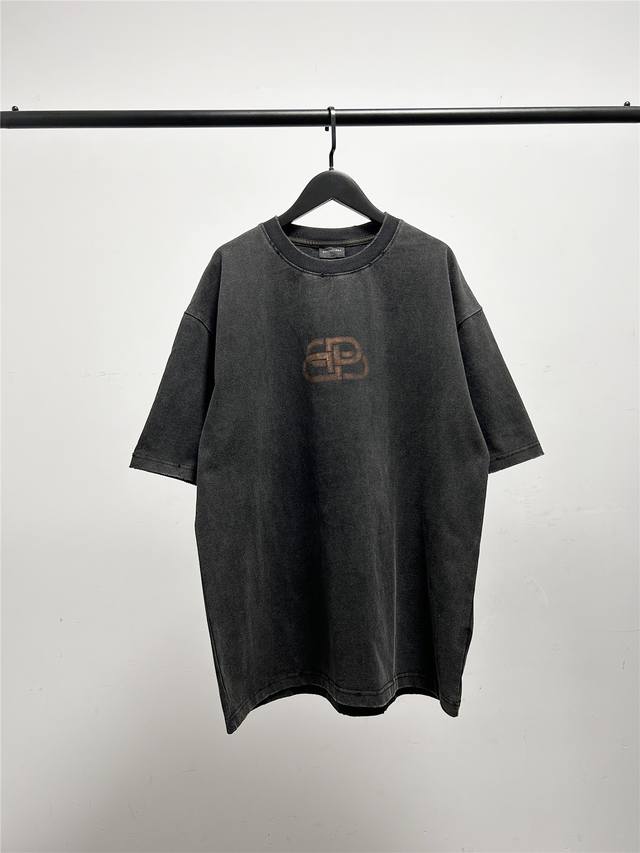 高版本，质量很好！原版包装，柜子最新款领标！巴黎世家 Balenciaga男女同款锁扣短袖T恤！此款尺码偏大，最小Xs穿到 斤左右！最大穿到230斤！ 巴黎世家