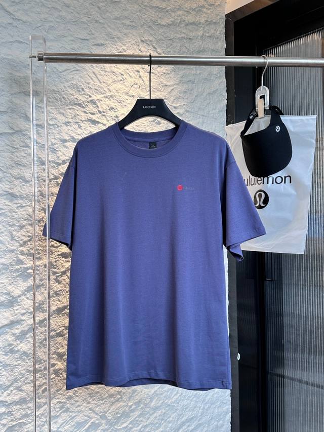 上新 男款女款 五色经典 露露Lululemon2025夏季纯棉T恤短袖可搭配情侣款男款女款同款！ 尺码:S ，M，L，Xl 颜色: 黑色,白色,麦色，浅宝蓝，