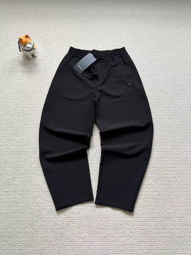 报单款号06241。 2025夏季新品露露Lululemon男士香蕉弯刀运动裤，加拿大代购款 爆款菠萝纹香蕉弯刀神裤，外贸公司订单款，宽松版型立体裁剪，裤子小标