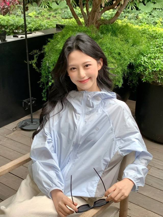 露露Lululemon 冰川蓝拼色 Lululemon 夏日防晒神器，美到犯规 集美们，夏天怎么能少得了一件超棒的防晒服？Lululemon 夏新短款凉感冰丝冰