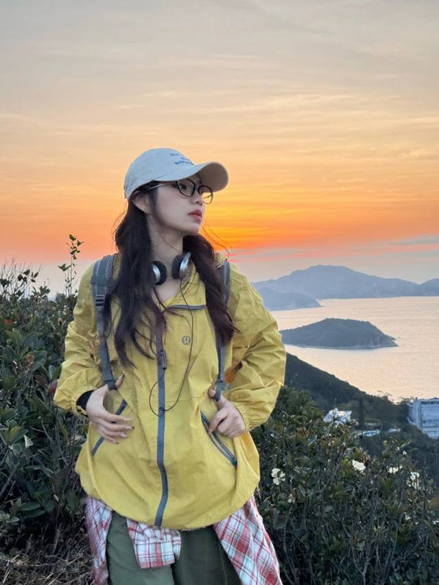露露Lululemon 救命！这件黄色防晒衣也太绝了吧！！ 被追着问链接的夏日神仙单品来啦！ 2025 夏季新款黄色连帽防晒服，穿上直接美到发光 山系运动风 +