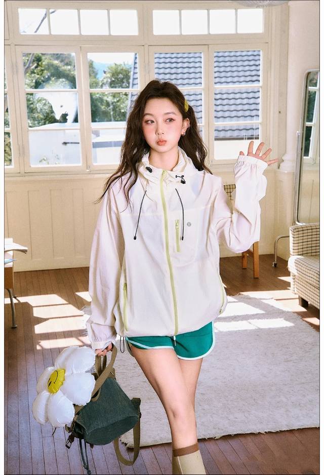 露露Lululemon 三标齐全 鹅黄色 邂逅夏日轻盈守护，Lululemon 美式拉链拼色户外骑行防晒衣 骄阳似火的夏日，户外骑行的快乐怎能被紫外线阻挡？Lu
