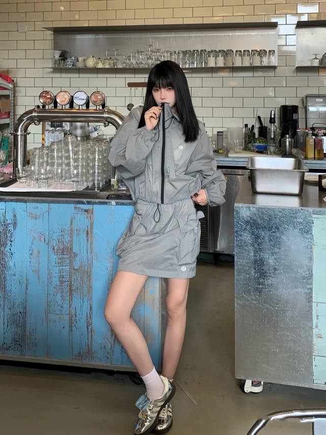 露露乐蒙Lululemon 哇塞！Lululemon 这套防晒衣裙美炸了 宝子们，Lululemon 又一惊艳力作 薄款防晒衣套装裙，专为小个子女生打造，轻松解