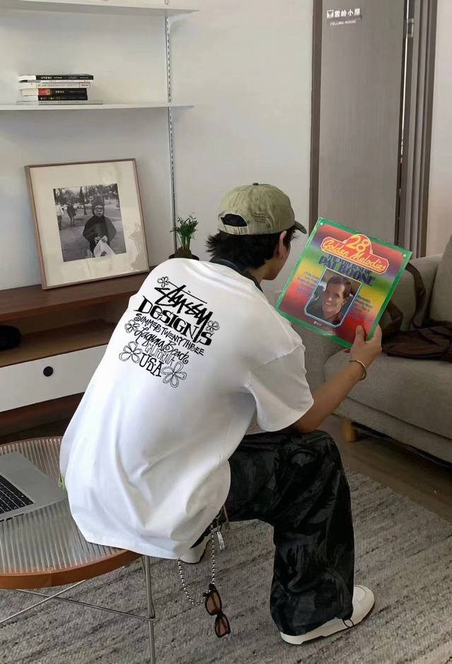 Stussy 斯图西花朵字母圆领短袖半袖T恤 面料采用260克纯棉双纱食毛面料 双线二本针压线 久洗不变形 原版定制三标 高端进口印花 随意水洗 情侣可穿 男女