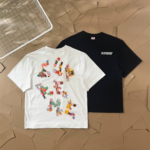 Supreme Ss25 Week1 字母印花圆领短袖T恤 2027 美式潮牌Sup不仅代表了纽约街头文化，其另类的风格还时常吸引了不少街头艺术家聚会到其线下的